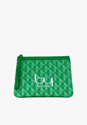 Pochette da polso verde con motivo ripetuto "by" e logo bianco più grande "by blos" centrato sul davanti, chiusura con cerniera in alto.