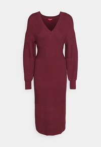 Vestito lavorato a maglia borgogna con scollatura a V, maniche lunghe a palloncino e silhouette aderente, caratterizzato da texture a coste e motivi orizzontali.
