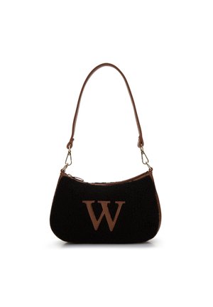 Sac à main en fausse fourrure noire avec une sangle en cuir brun et une fermeture éclair, arborant un grand logo 'W' brun sur le devant. Forme ronde et structurée.