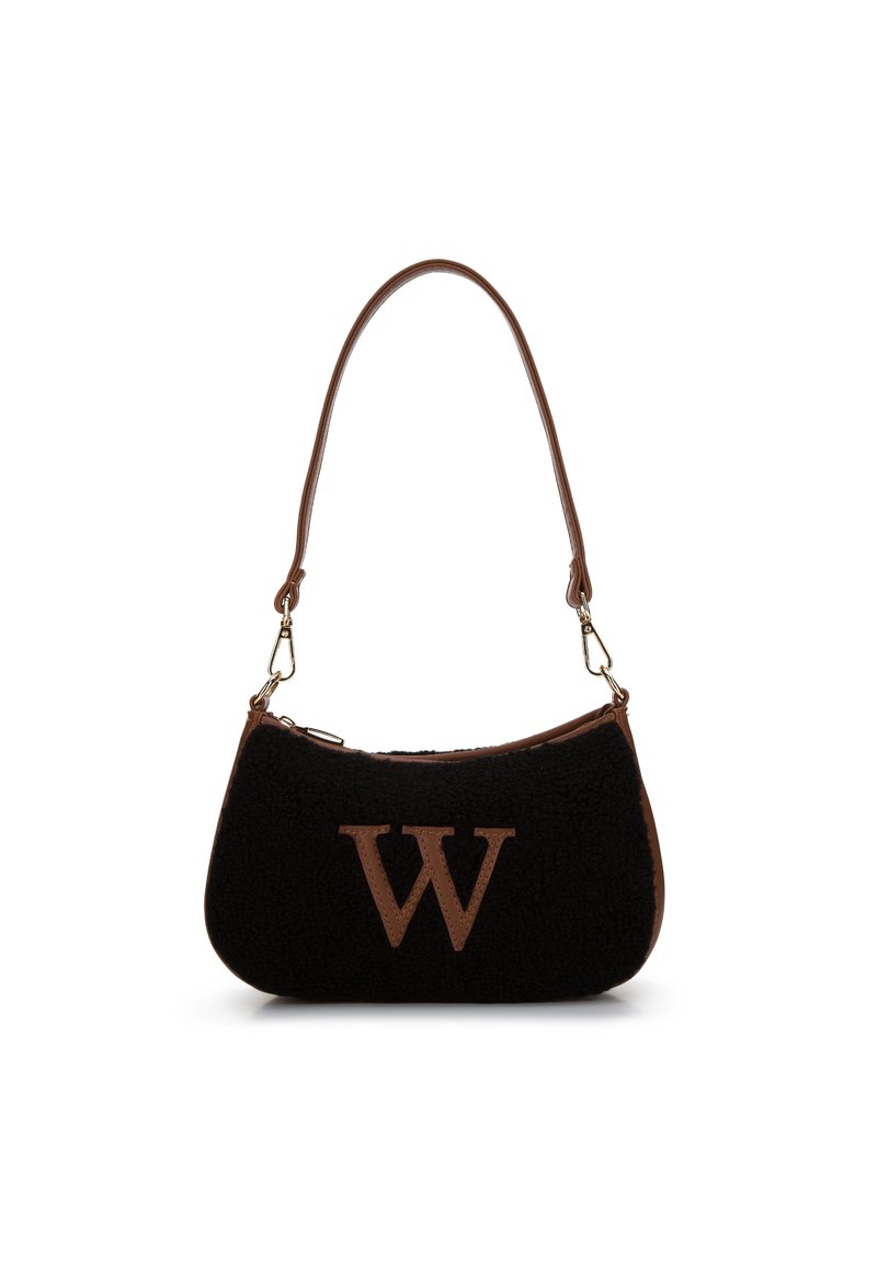 Sac à main en fausse fourrure noire avec une sangle en cuir brun et une fermeture éclair, arborant un grand logo 'W' brun sur le devant. Forme ronde et structurée.
