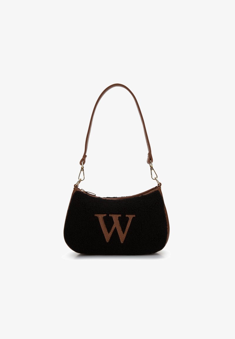 Borsa a mano in pelliccia sintetica nera con manico e zip in pelle marrone, caratterizzata da un grande logo 'W' marrone sul fronte. Forma rotonda e strutturata.