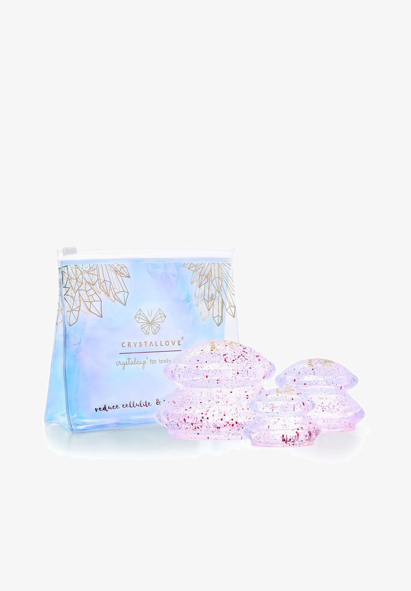 Set van drie transparante, roze lichaambekers met glinsterende accenten, verpakt in een lichtblauwe zip pouch met een gouden geometrisch ontwerp.