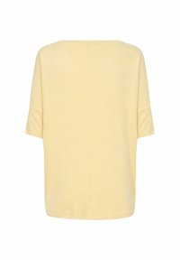 Geel T-shirt met korte mouwen en een losse pasvorm. Zachte textuur, bootnek en een eenvoudig, niet-versierd ontwerp. Geen zichtbare naden of patronen.