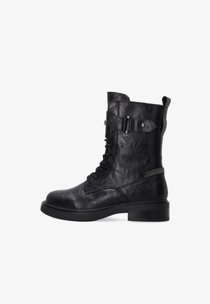Schwarze Leder-Ankle-Boots mit runder Zehenform, Schnürverschluss vorne, seitlichem Schnallen-Detail und texturierter Oberfläche. Klobiger Absatz für zusätzliche Stabilität.