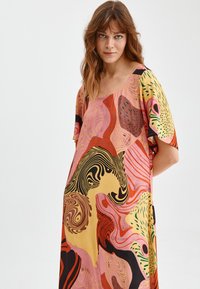 Maxikleid aus leichtem Stoff mit einem mehrfarbigen abstrakten Muster mit Wirbeln, Kurven und kontrastierenden schwarzen Akzenten. Kurze Ärmel.
