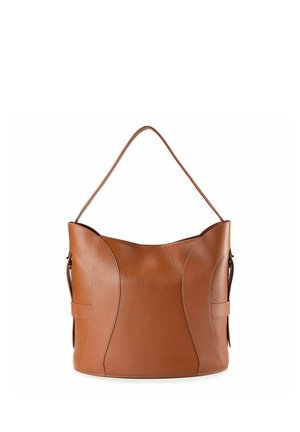 Bruine leren handtas met een gestructureerde afwerking. Voorzien van gladde en korrelige panelen, een gebogen bovenkant en een enkele schouderriem.