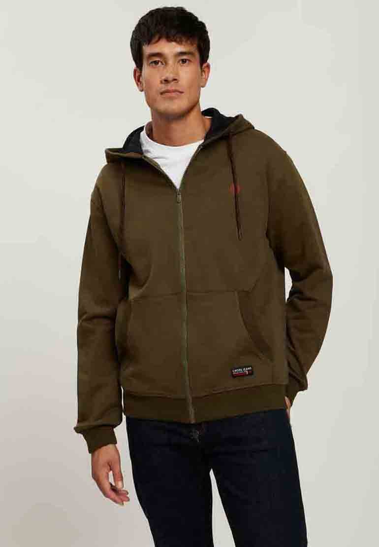 Oliwkowa bluza z kapturem na zamek, z czarnym podszyciem kaptura, kieszeniami z przodu i sznurkami. Posiada czerwone logo na klatce piersiowej oraz ściągacze przy rękawach.