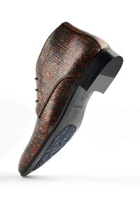 Multikleurige, gestructureerde synthetische schoen met een spitse neus, vetersluiting en rubberen zool met een textuurpatroon voor grip.