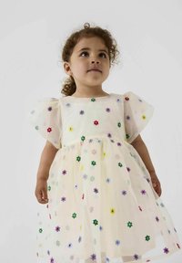 Leichtes, durchscheinendes Kleid mit Puffärmeln, verziert mit mehrfarbiger Blumenstickerei auf einem sanften cremfarbenen Hintergrund.
