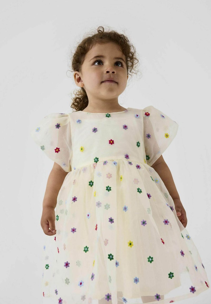 Leichtes, durchscheinendes Kleid mit Puffärmeln, verziert mit mehrfarbiger Blumenstickerei auf einem sanften cremfarbenen Hintergrund.