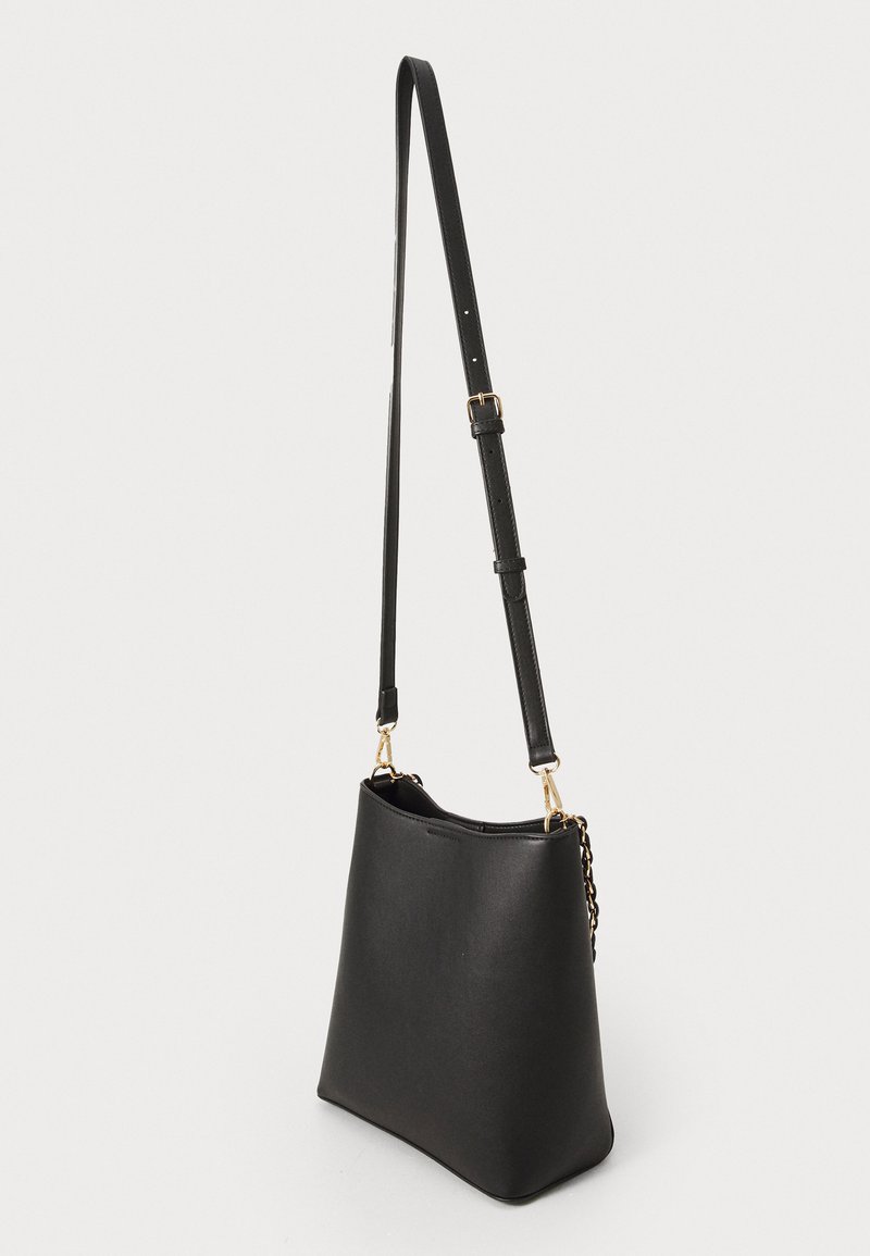 Borsa a tracolla nera in pelle con tracolla regolabile, finiture in ottone dorato, texture liscia e una silhouette moderna ed elegante.