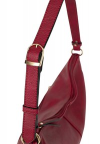 Borsa a tracolla in pelle rossa con finitura texturizzata. Presenta una tracolla nera con hardware dorato e fibbia regolabile. Forma curva. Chiusura a zip.