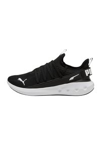 Scarpa sportiva nera con tomaia in mesh, lacci elastici e intersuola bianca. Presenta un tallone rinforzato con il marchio "PUMA".