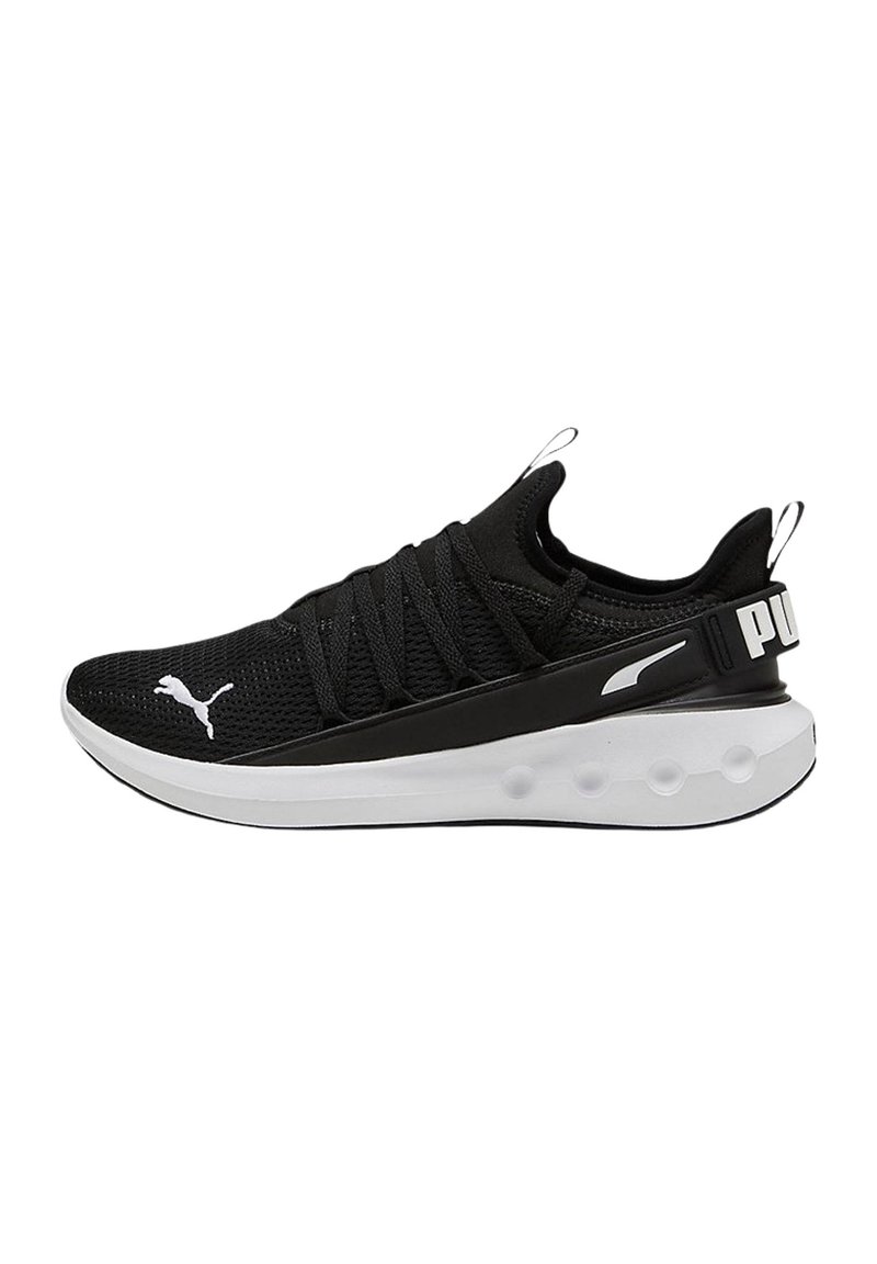 Scarpa sportiva nera con tomaia in mesh, lacci elastici e intersuola bianca. Presenta un tallone rinforzato con il marchio "PUMA".
