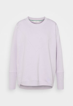 Sweat-shirt violet clair à manches longues, col rond, avec des coutures en forme de V discrètes et des poignets côtelés, présenté sur un fond blanc uni.
