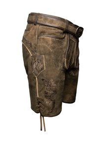 Braune Lederhosen mit dekorativer Stickerei, einem gestickten Taschendetail und seitlichem Schnürung. Das Material hat ein strukturiertes, abgenutztes Aussehen.