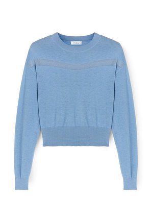 Pull en tricot court bleu clair avec un col rond, des poignets côtelés et une texture lisse. Présente une fine rayure horizontale sur la poitrine.