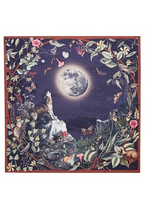 Foulard en soie représentant un loup sur un rocher sous une pleine lune, entouré de diverses fleurs, feuilles, papillons et petits animaux de couleurs vives.