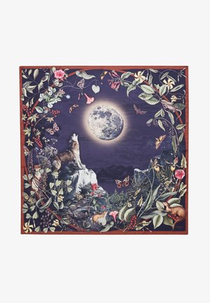 Foulard di seta con un lupo su una roccia sotto la luna piena, circondato da vari fiori, foglie, farfalle e piccoli animali dai colori vivaci.