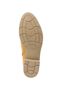 Zapato de ante amarillo con una suela de goma texturizada y un agarre patrón. Talla 37 marcada en la suela. Sin hardware ni acentos visibles.