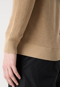 Calvin Klein Jeans BADGE EASY SWEATER - Trui - travertine