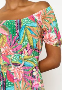 LolaLiza OFF-SHOULDER WITH TROPICAL PRINT - Maxi dress - green apple