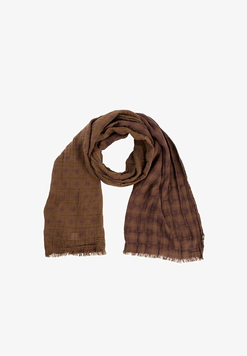 Lichtbruine sjaal met subtiel geruit patroon en rafelige randen, losjes op een witte achtergrond gedrapeerd.