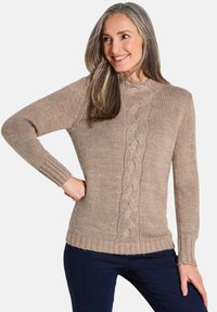 Un pull en tricot marron clair avec un motif en cable au centre, des poignets et un ourlet côtelés, un col rond et des manches longues.