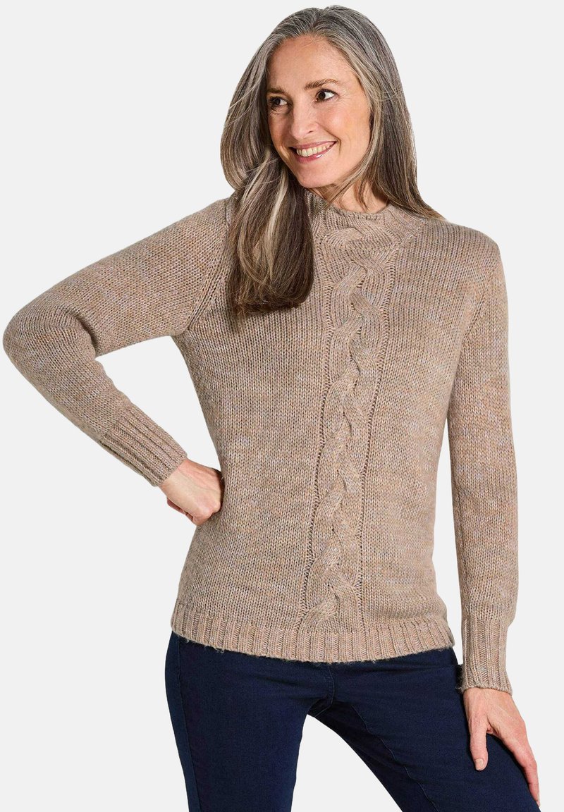Un pull en tricot marron clair avec un motif en cable au centre, des poignets et un ourlet côtelés, un col rond et des manches longues.