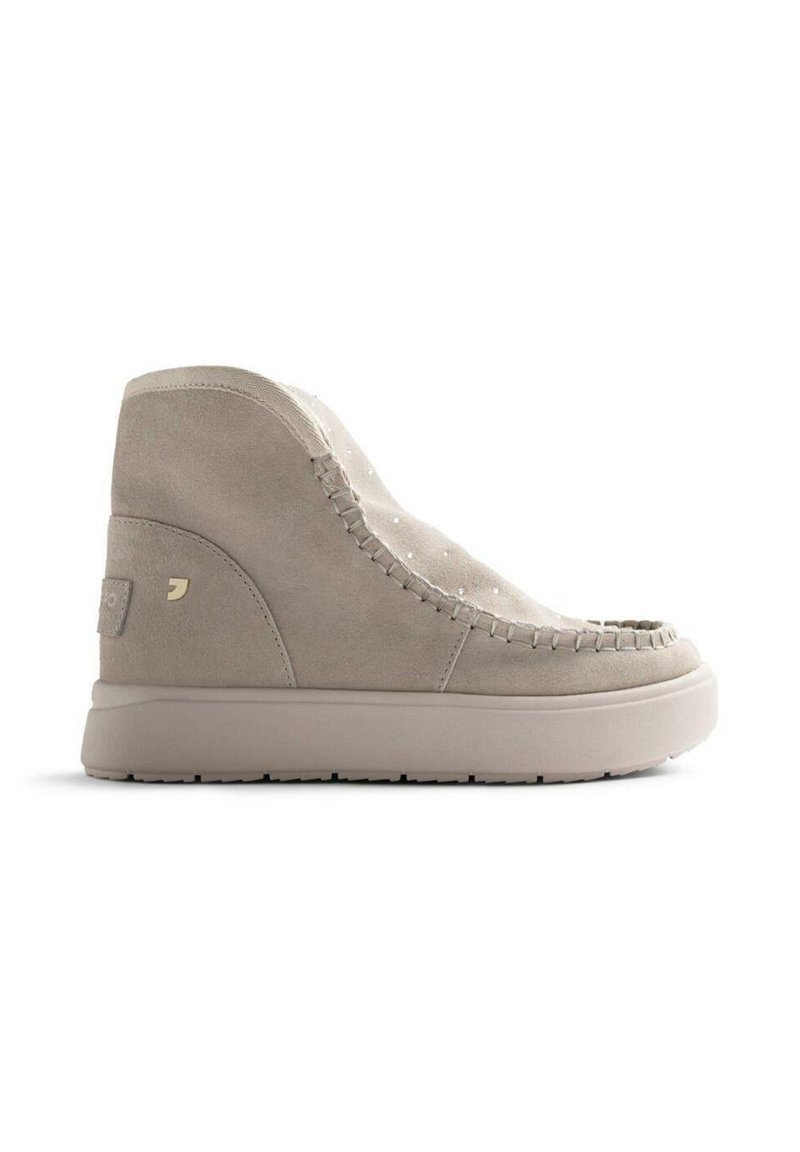 Botines de ante beige con costuras decorativas, puntera redondeada y suela plana y texturizada, con un sutil logotipo en el talón.