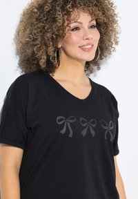 Ulla Popken SHORT SLEEVE GRAPHIC - T-shirt imprimé - black