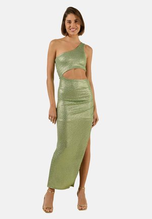 Robe verte pailletée avec un design à une épaule, taille découpée et fente haute, fabriquée dans un tissu lisse et brillant.