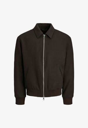 Bomber jacket marrone scuro con zip frontale, tasche laterali, polsini a costine e un design del colletto classico. Realizzato in un tessuto testurizzato.