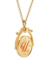 Collar de colgante de oro con forma ovalada, cierre ornamentado, grabado con la letra 'U', acentos de estrellas y un pequeño detalle de perla a un lado.