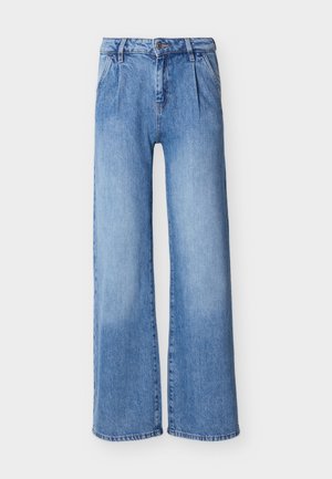 Jeans en denim bleu clair taille haute avec jambes larges, plis avant, poches latérales, passants de ceinture et fermeture par bouton.