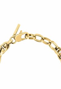 Guld-tonad kedjebracelet med länkade ovala och runda former, ett säkert hummerlås och en graverad märkesetikett för detalj.