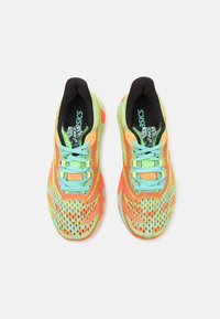 Zapatillas de running ASICS en un vibrante naranja y verde con cordones azules y forro interior negro, vistas desde arriba sobre un fondo blanco.