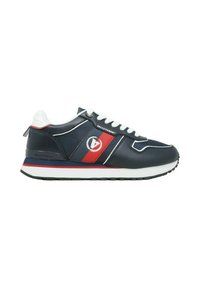 Sneaker blu navy con accenti rossi e bianchi, caratterizzata da un design testurizzato, punta rotonda, lacci bianchi e suola in gomma.