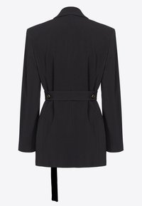 Blazer noir cintré avec manches longues et ceinture à l'arrière maintenue par deux boutons, présenté sur un fond uni.