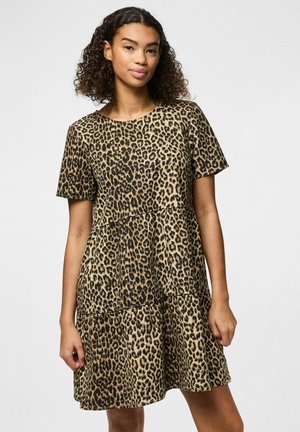 Abito a maniche corte con stampa leopardata in beige e nero, caratterizzato da un collo rotondo e un design a strati con una vestibilità comoda.