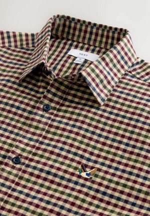 Cămașă în carouri cu pătrățele verzi, albastre și burgundy, nasturi închiși la culoare și un rață zburătoare brodată în colțul din dreapta jos al gulerului.