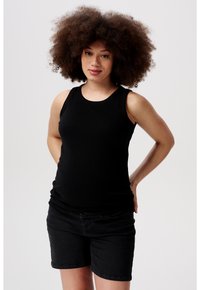 Zwarte geribde tanktop met brede bandjes, gecombineerd met zwarte denimshorts. De stof heeft een gladde textuur en een aansluitend ontwerp.