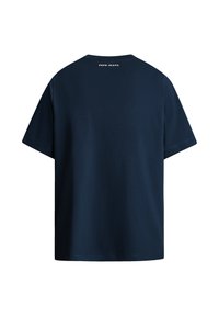 Navyblauwe katoenen T-shirt met een ronde hals, korte mouwen en een wit tekstlogo op de bovenrug. Soepele textuur, eenvoudig ontwerp.