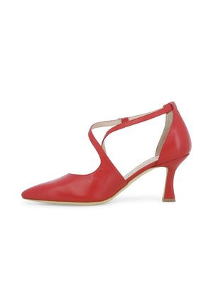 Scarpa da donna con tacco alto in pelle rossa con punta affilata e cinturini incrociati alla caviglia su sfondo bianco.