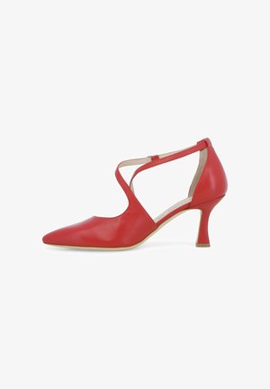 Scarpa da donna con tacco alto in pelle rossa con punta affilata e cinturini incrociati alla caviglia su sfondo bianco.