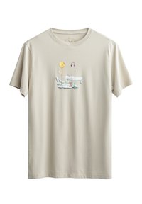 Beige katoenen t-shirt met korte mouwen, voorzien van een kleurrijke grafische print van een bank, een paar koptelefoons en een waarschuwingsbord.
