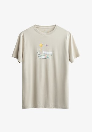 T-shirt in cotone beige con maniche corte, caratterizzata da una stampa grafica colorata di una scena con panchina, cuffie e un cartello di avviso.