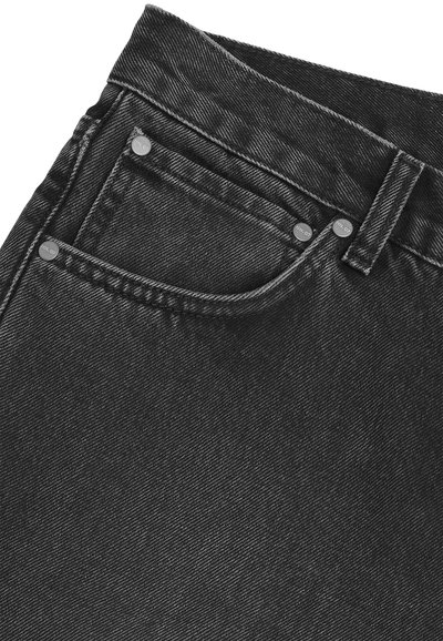 Lähikuva tummanharmaasta farkkujen taskusta, jossa näkyy ompeleet, metalliset nitarit ja vyölenkki vyötäröllä.