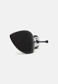 Sapato de salto alto preto com bico afunilado, acabamento brilhante e salto em cromado elegante. Apresenta um design angular distinto e textura suave.