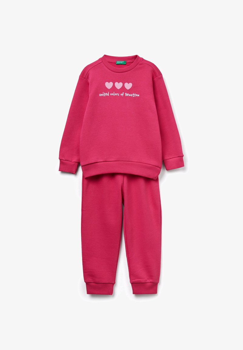 Fuksjowy zestaw bluzki i spodni. Bluzka zdobiona trzema białymi sercami i napisem "united colors of Benetton". Miękka tekstura.
